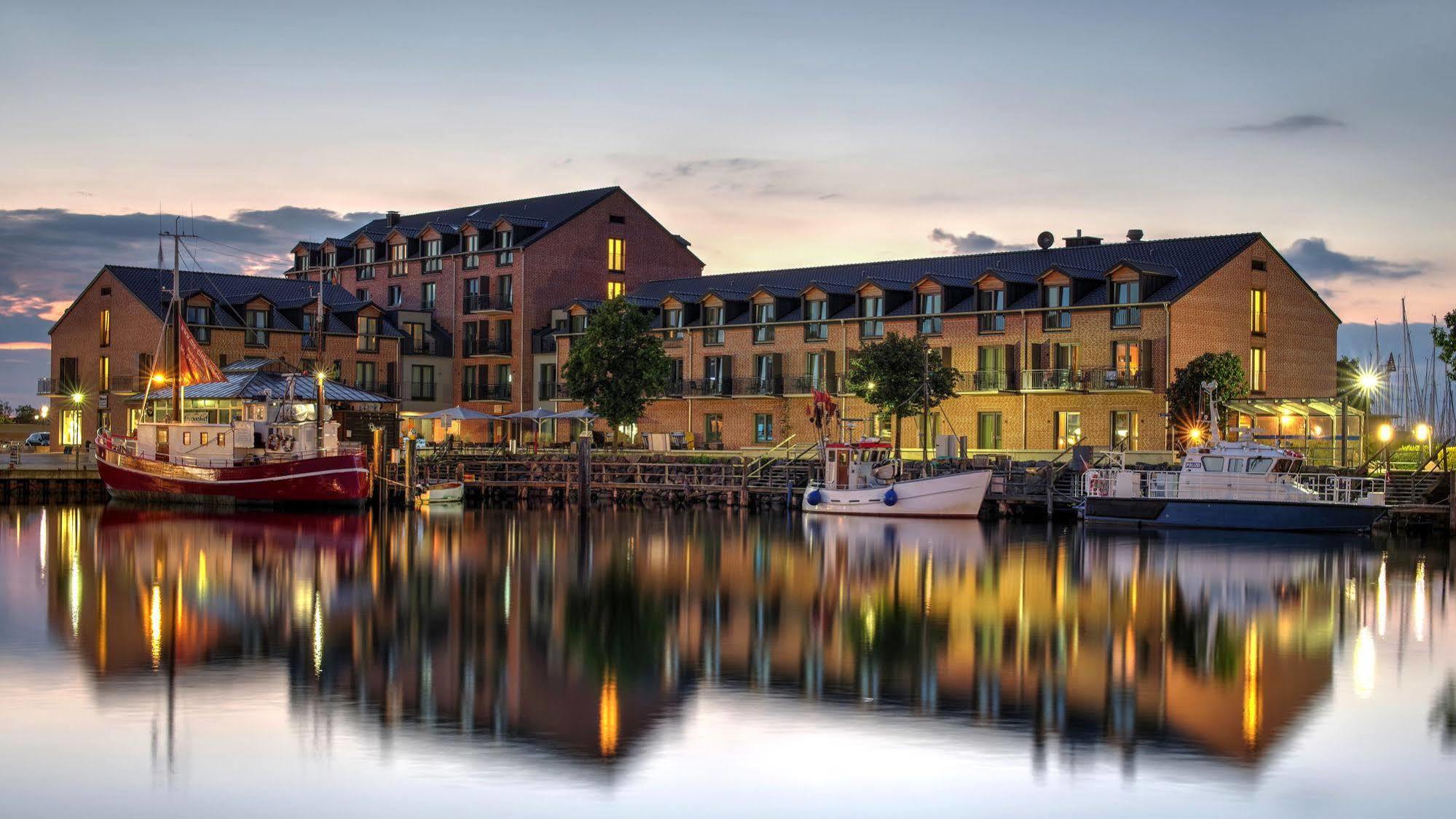 Hafenhotel Meereszeiten Heiligenhafen Bagian luar foto