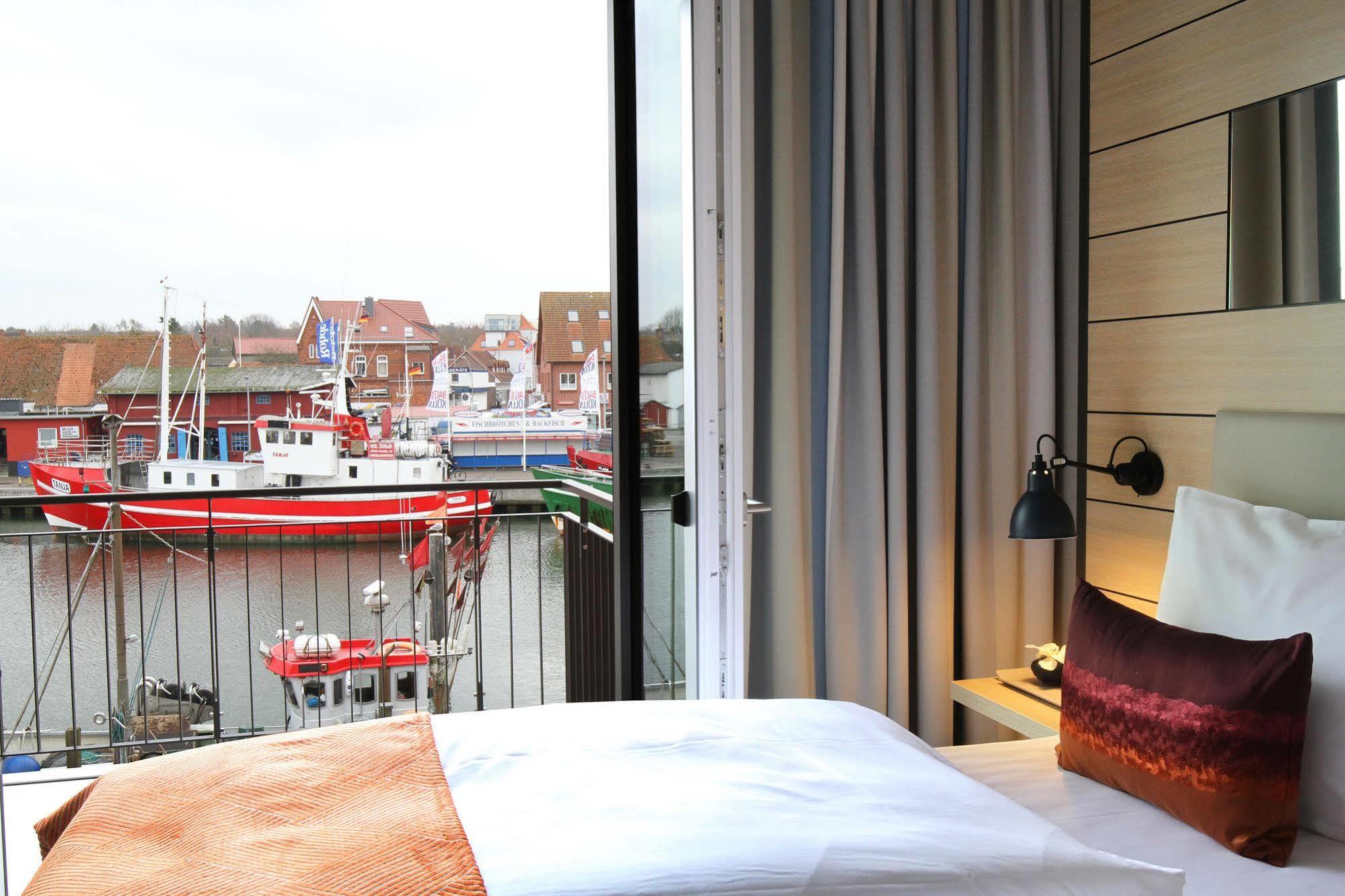 Hafenhotel Meereszeiten Heiligenhafen Bagian luar foto